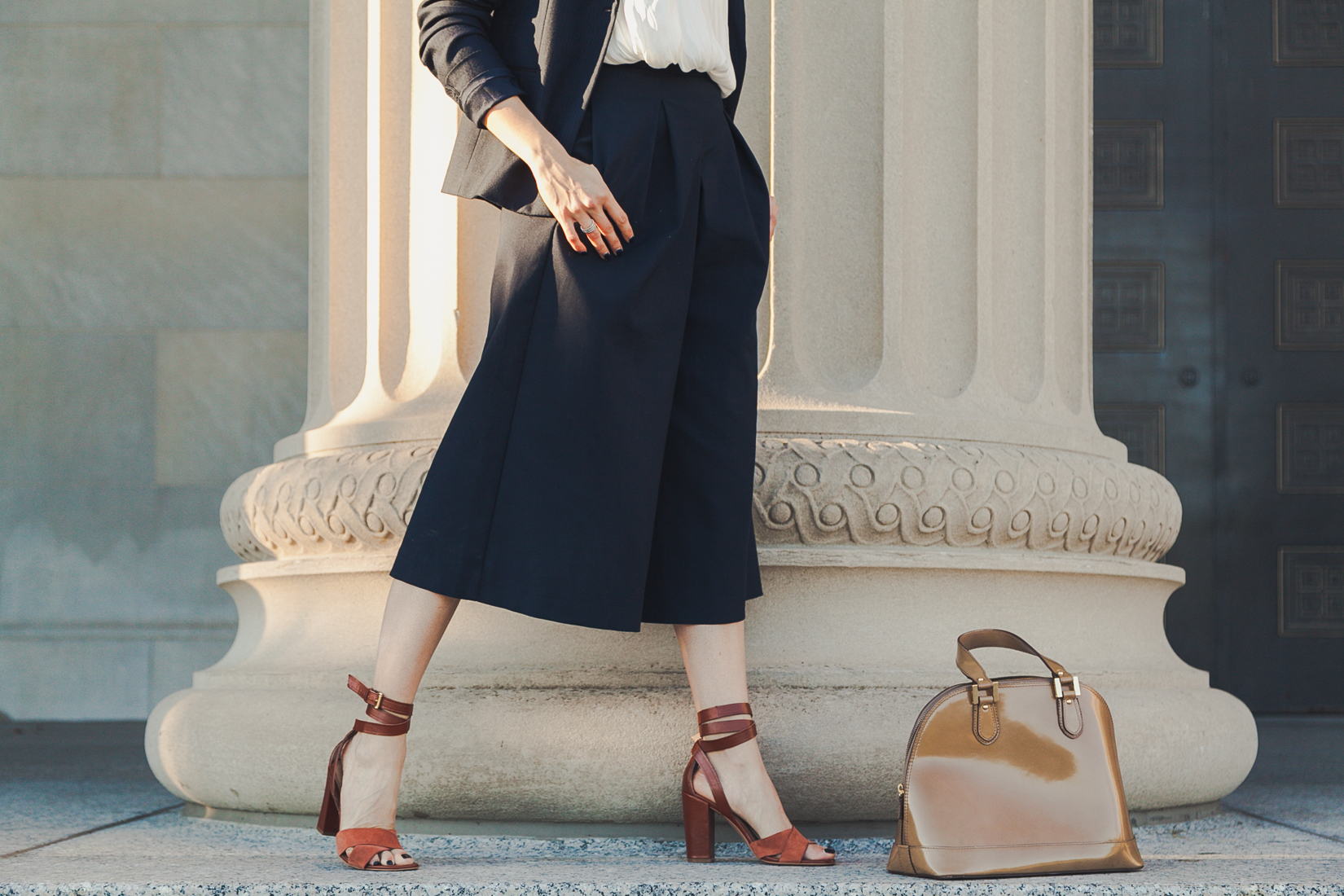 Yana Puaca of NoMad Luxuries wearing a navy suit from zara, theory and banana republic and a tjmaxx purse in Chicago for the Fall