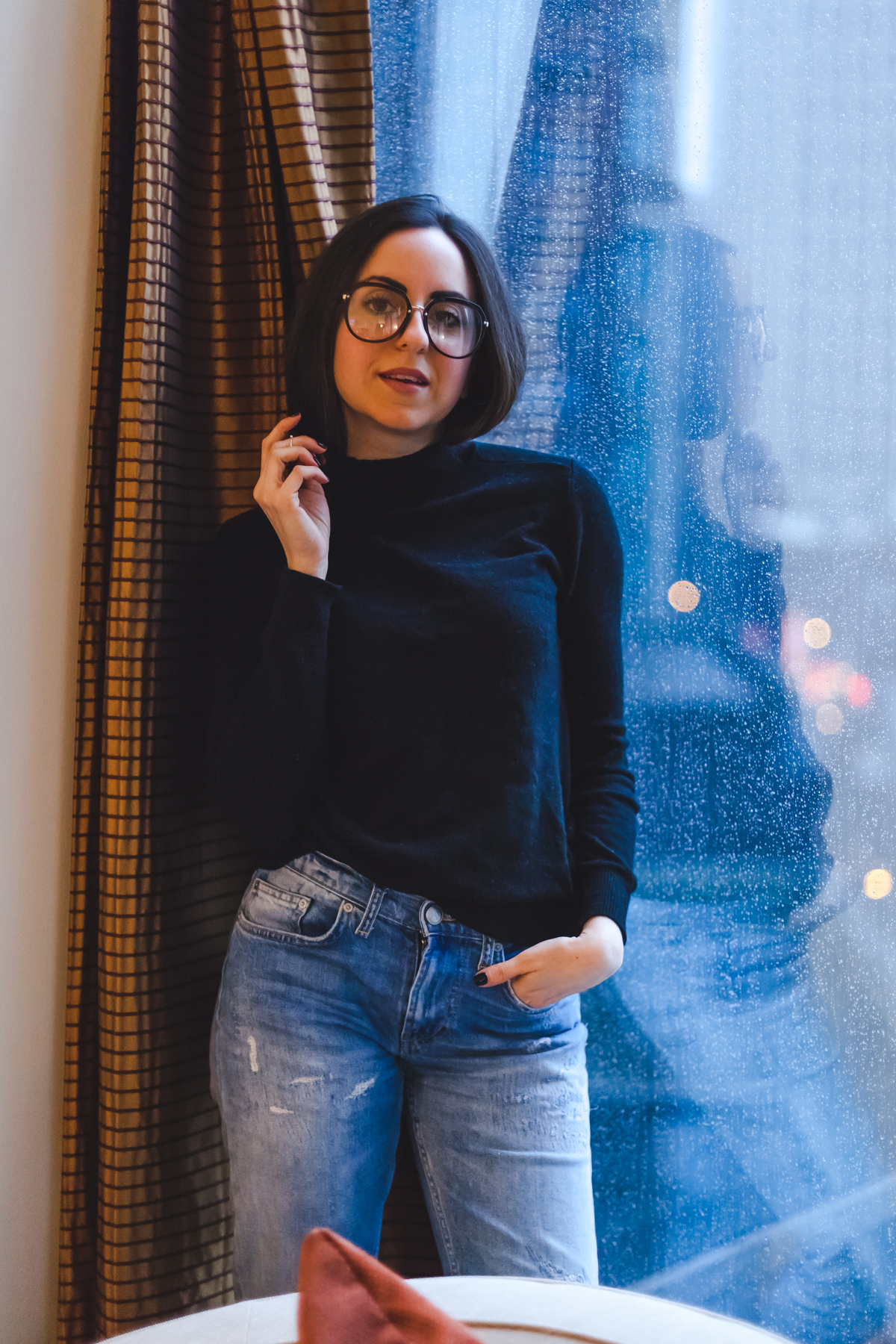 Yana Frigelis of NoMad Luxuries wearing a turtleneck from Banana Republic and mom jeans for a casual winter look in Chicago