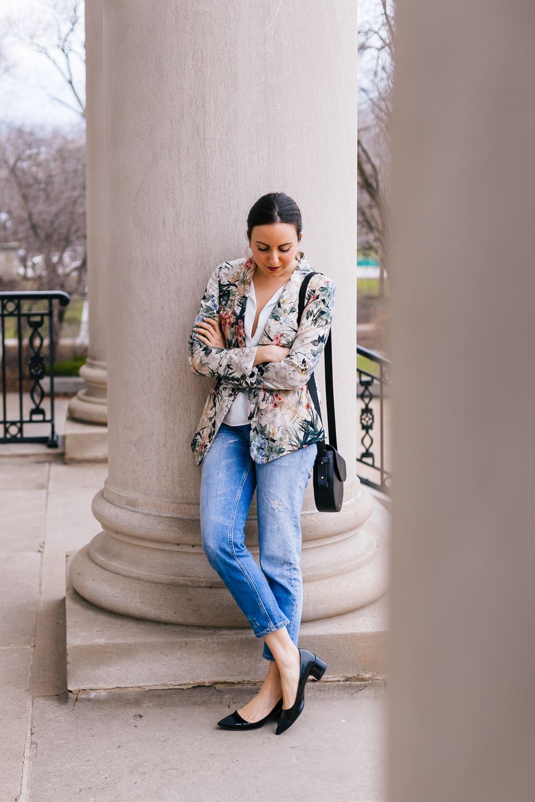 Yana Frigelis of NoMad Luxuries wearing a floral blazer from Zara with boyfriends jeans and black accessories for Spring 