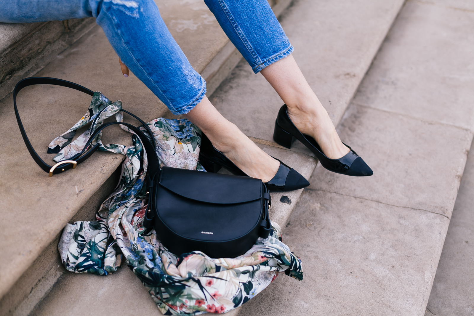 Yana Frigelis of NoMad Luxuries wearing a floral blazer from Zara with boyfriends jeans and black accessories for Spring 