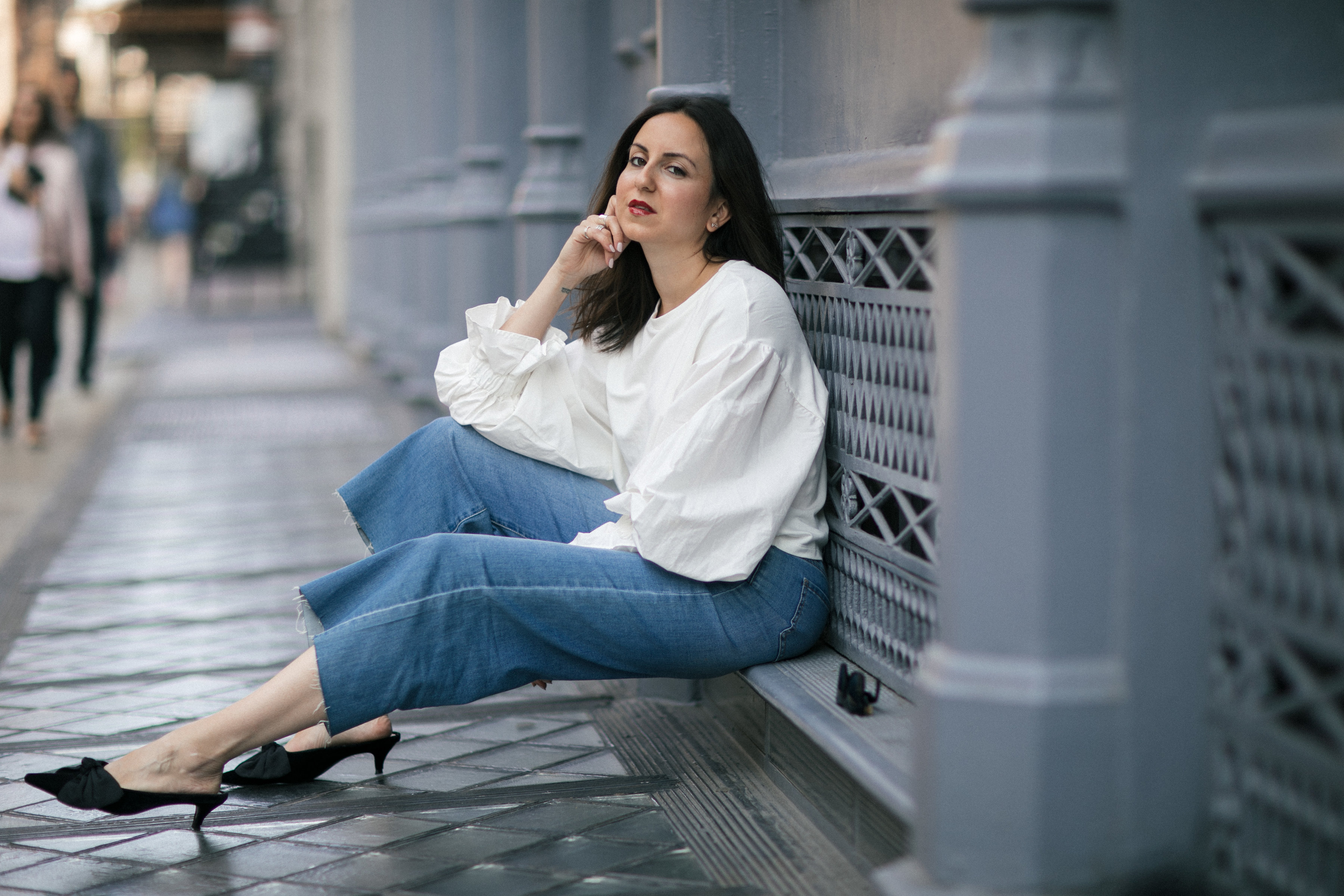 Yana Frigelis of NoMad Luxuries showing how to style a casual denim look with a sweatshirt with statement sleeves from mango and velvet, bow mules for Fall 