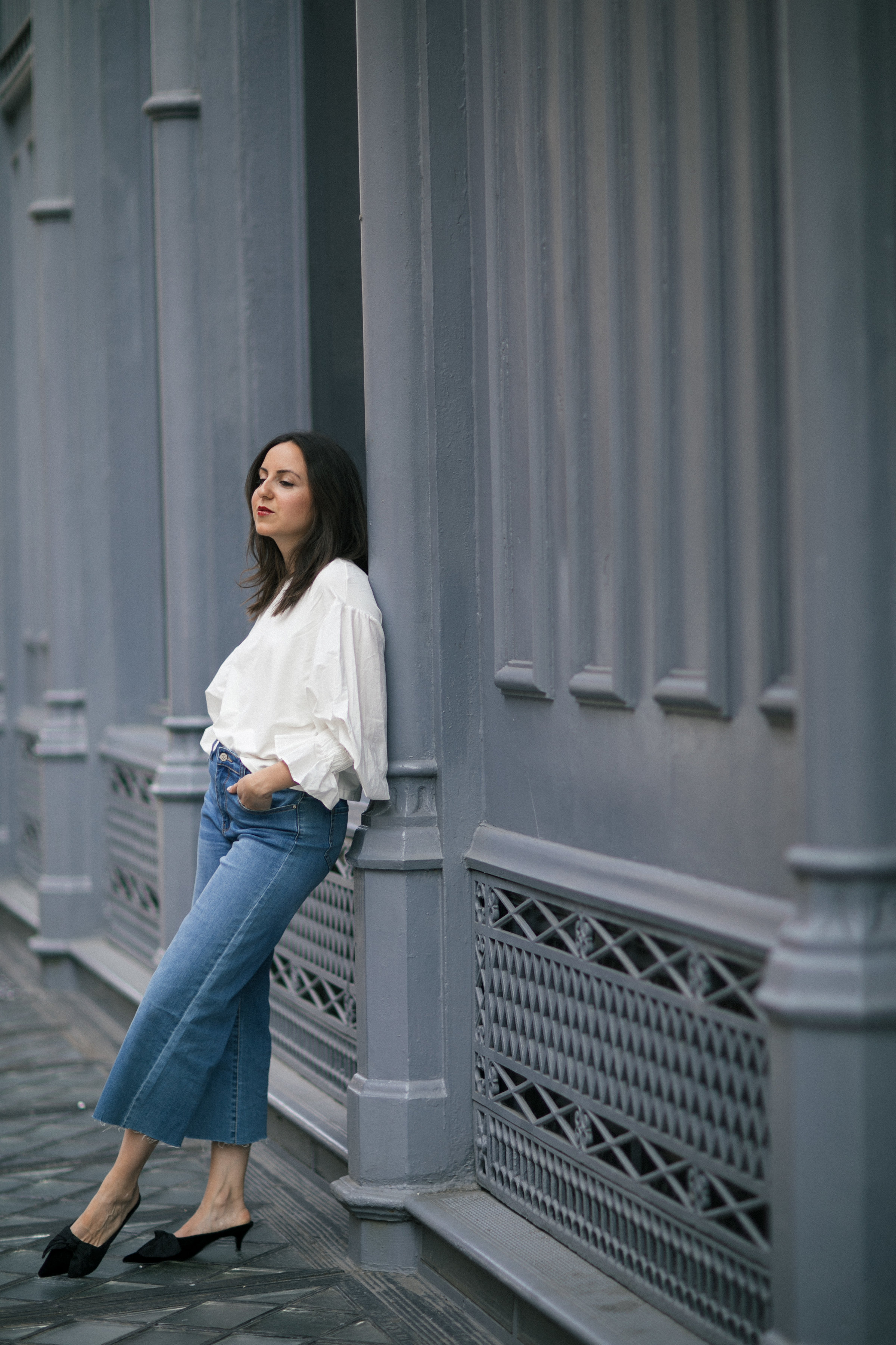 Yana Frigelis of NoMad Luxuries showing how to style a casual denim look with a sweatshirt with statement sleeves from mango and velvet, bow mules for Fall 