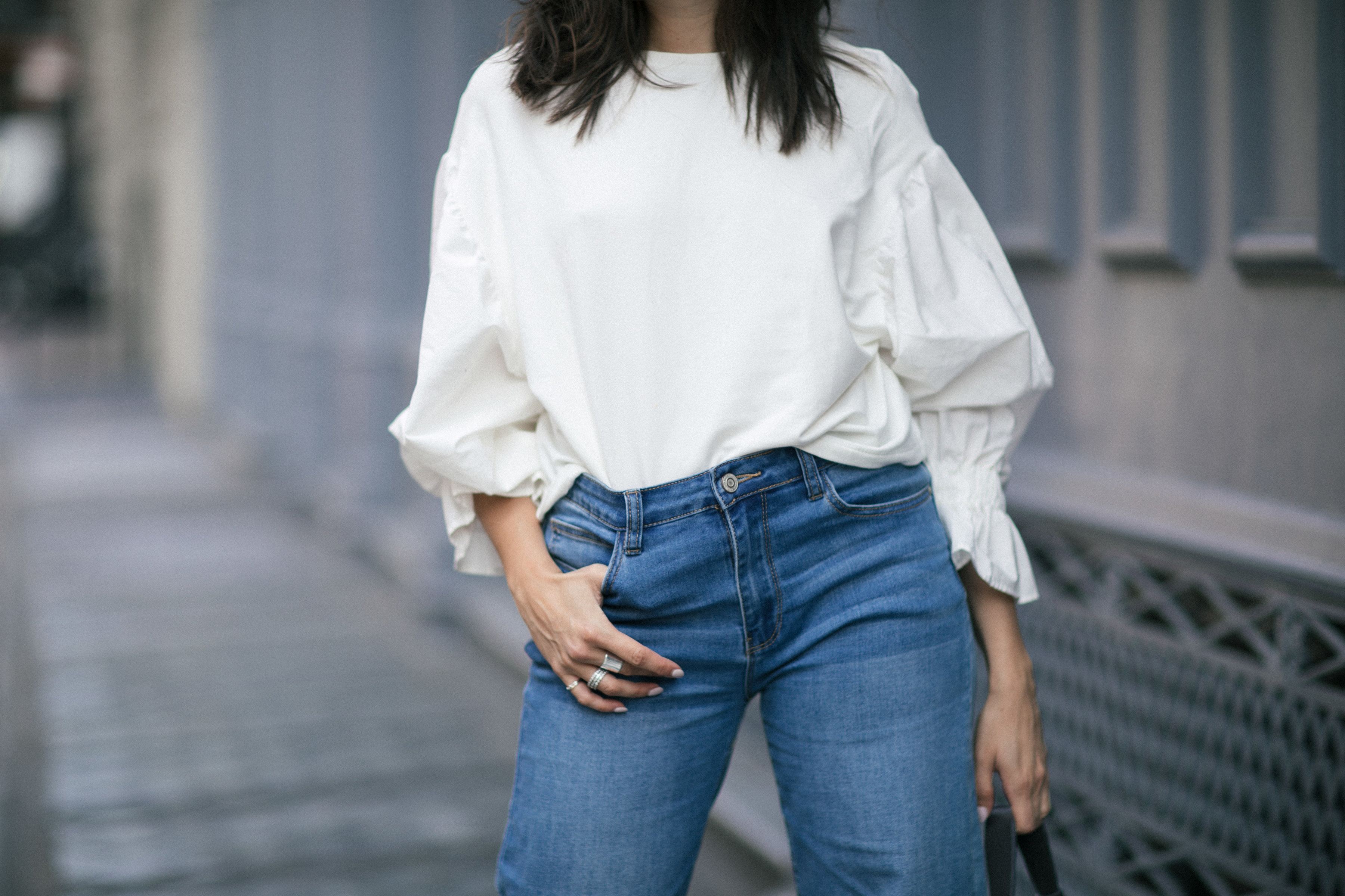 Yana Frigelis of NoMad Luxuries showing how to style a casual denim look with a sweatshirt with statement sleeves from mango and velvet, bow mules for Fall 