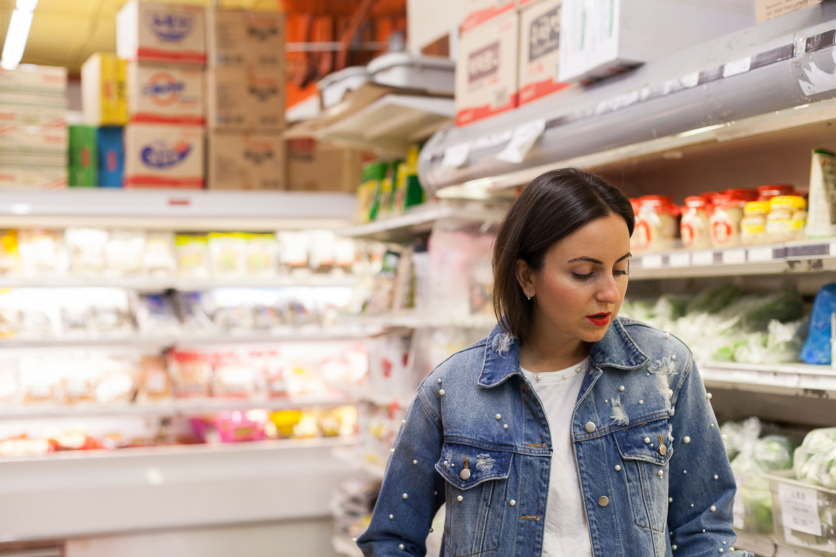 Yana Frigelis of NoMad Luxuries wearing a pearl denim jacket from TJ Maxx and the fall trend of pearl embellishments 