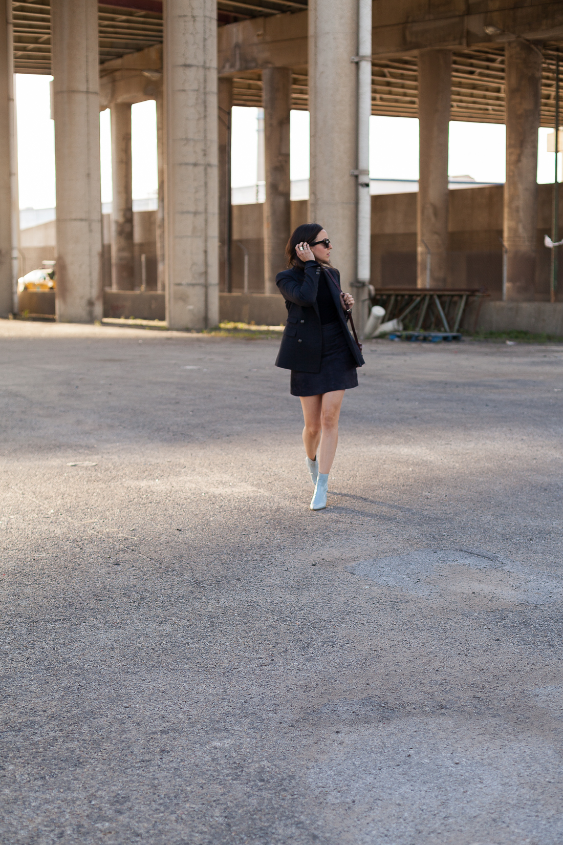 Yana Frigelis of NoMad Luxuries wearing a monochrome look in navy from theory and zara for Fall fashion