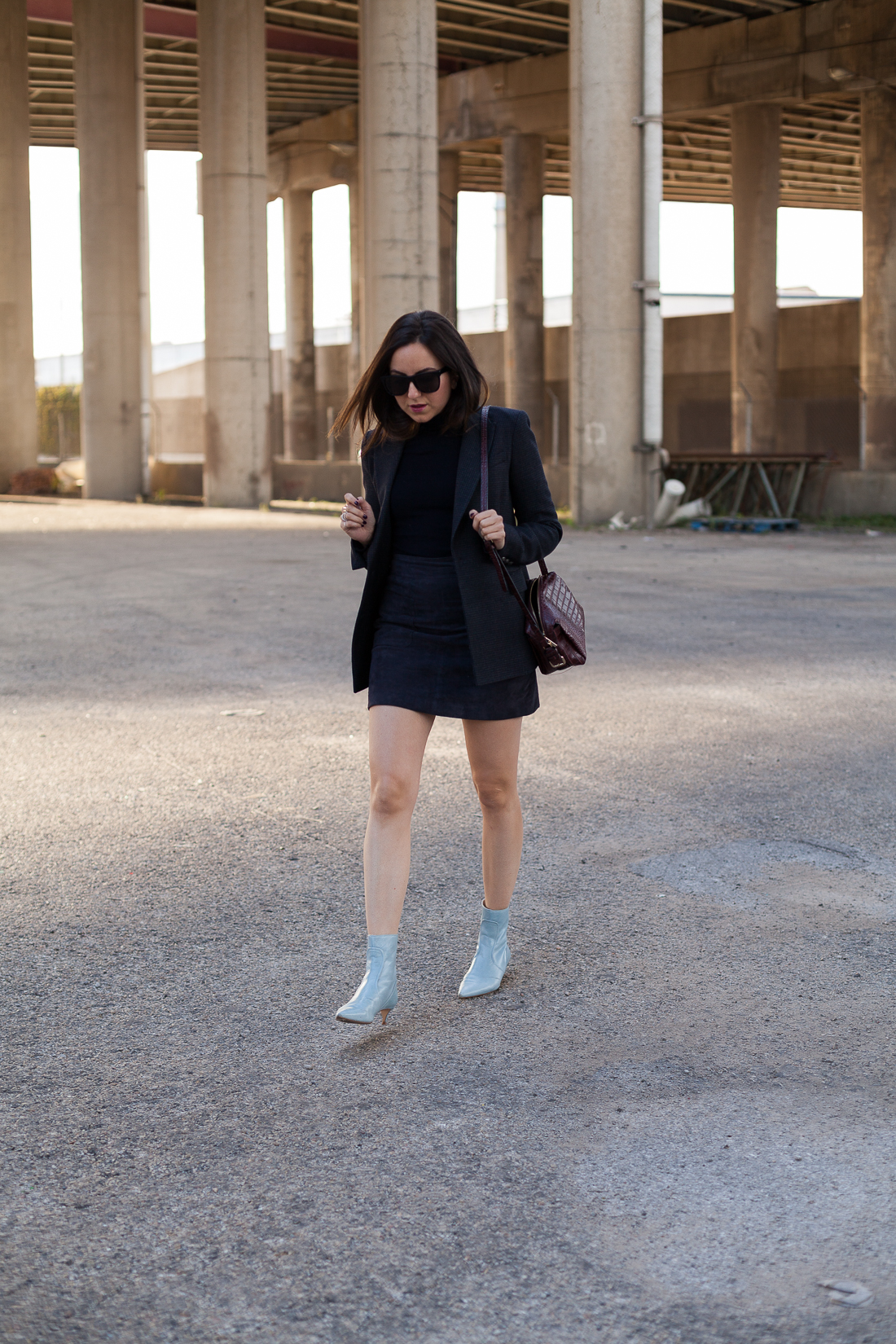 Yana Frigelis of NoMad Luxuries wearing a monochrome look in navy from theory and zara for Fall fashion