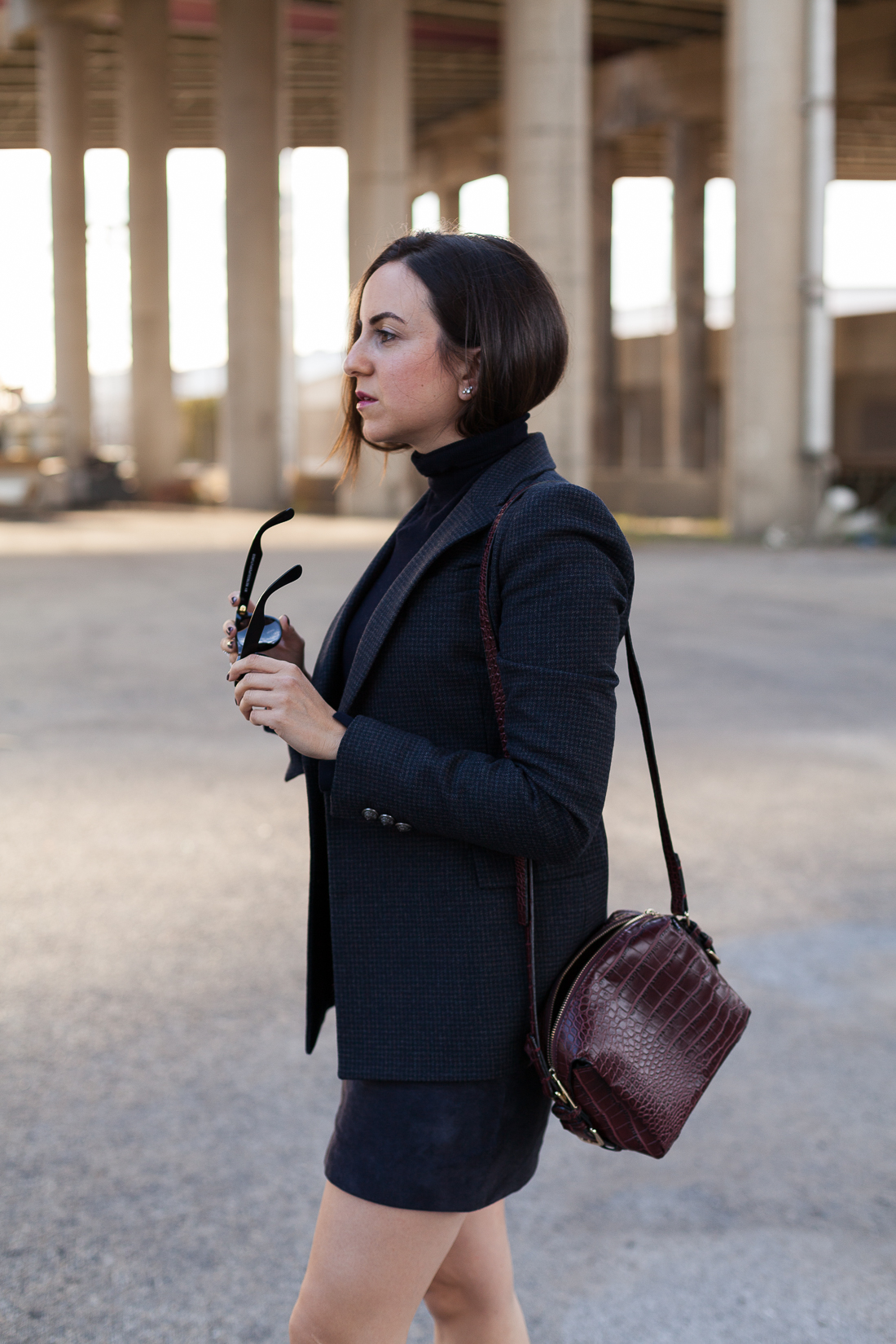 Yana Frigelis of NoMad Luxuries wearing a monochrome look in navy from theory and zara for Fall fashion