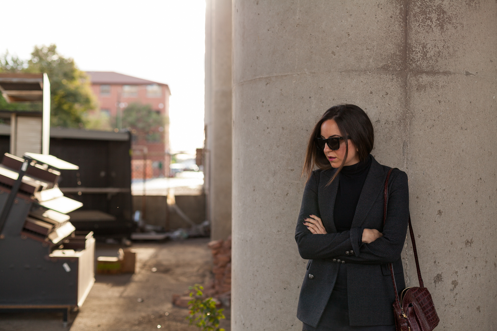 Yana Frigelis of NoMad Luxuries wearing a monochrome look in navy from theory and zara for Fall fashion