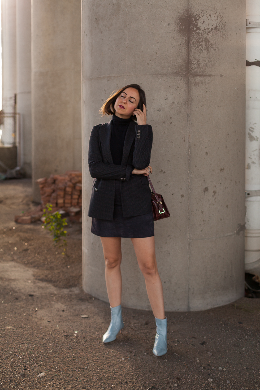 Yana Frigelis of NoMad Luxuries wearing a monochrome look in navy from theory and zara for Fall fashion