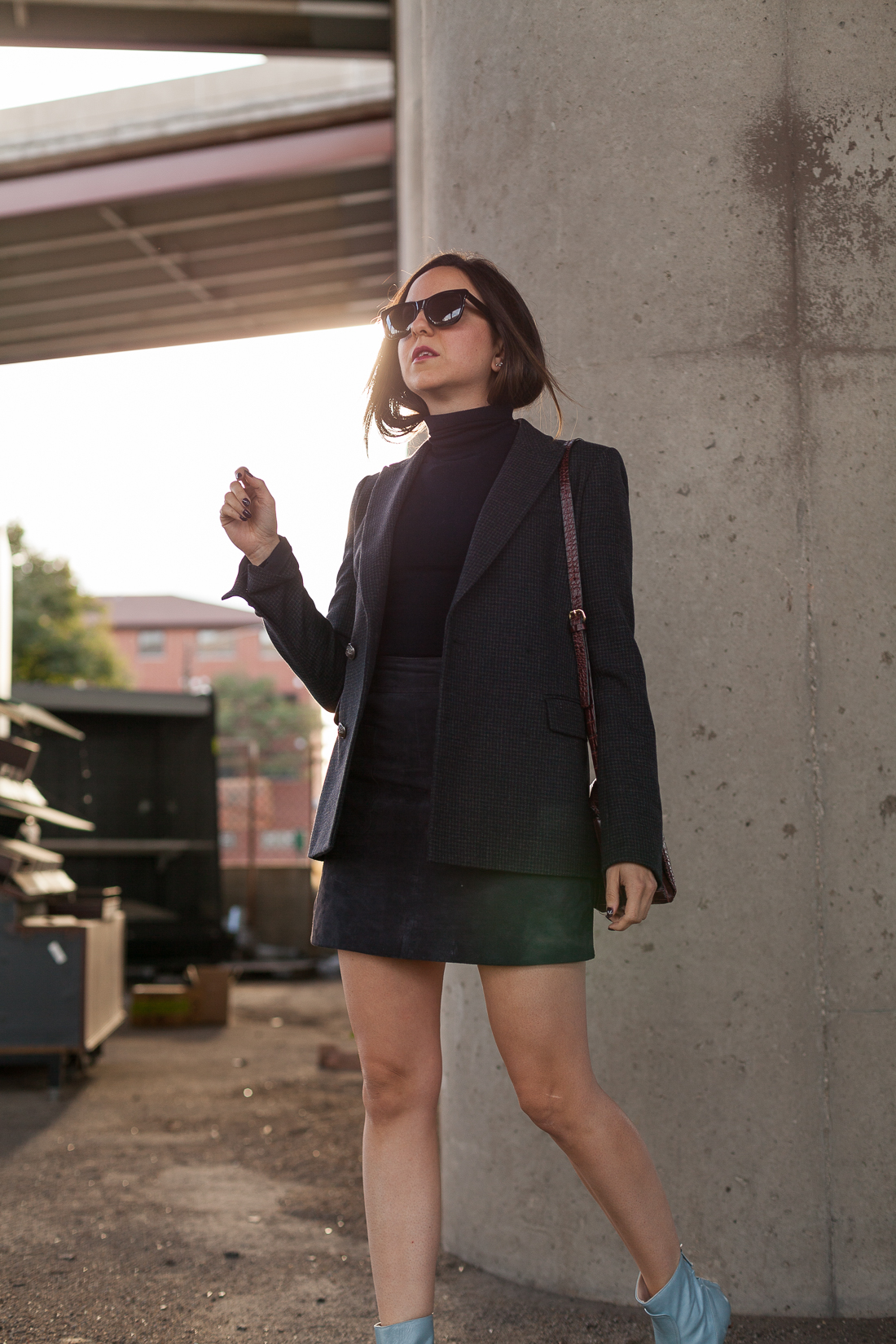 Yana Frigelis of NoMad Luxuries wearing a monochrome look in navy from theory and zara for Fall fashion