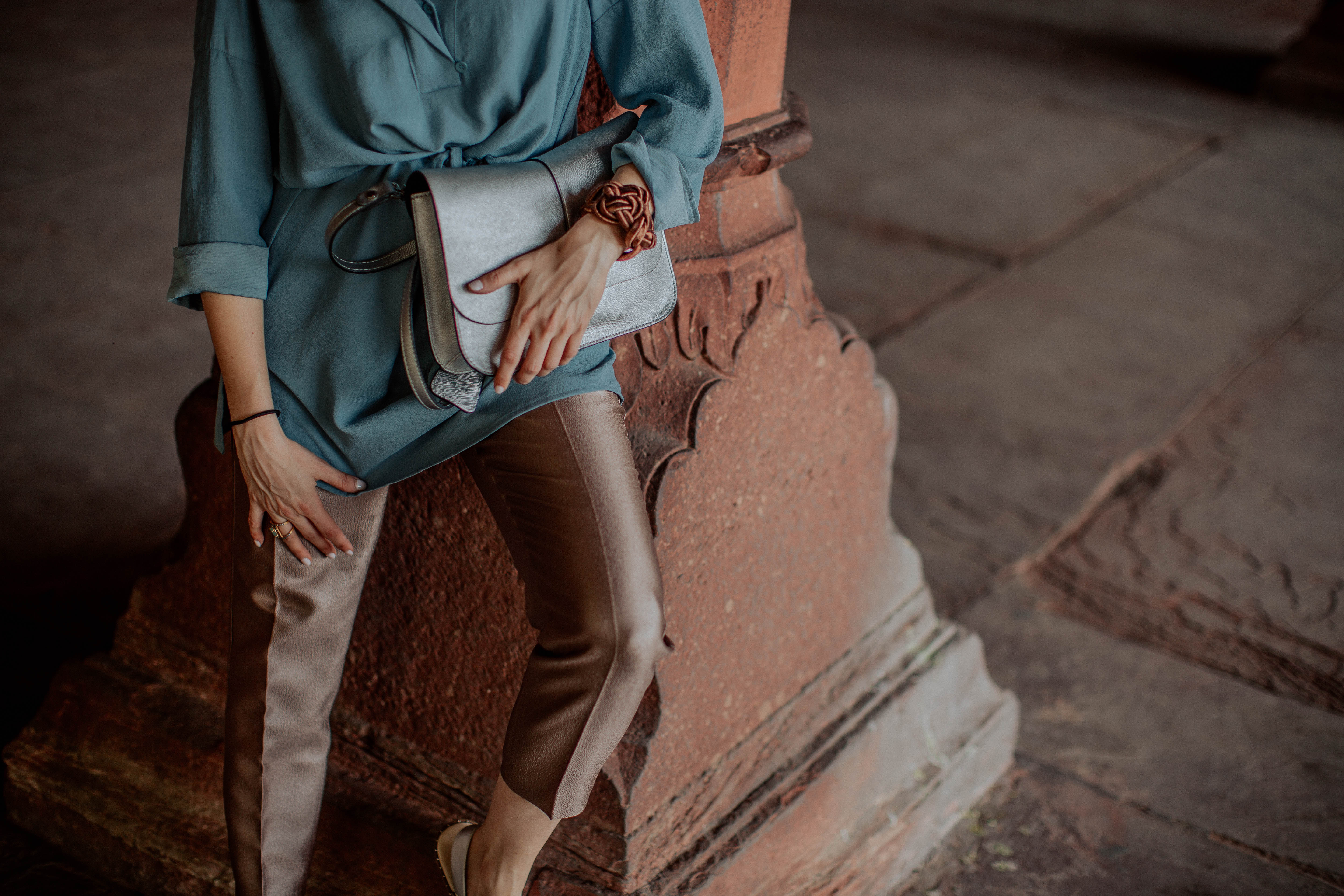 Yana Frigelis of NoMad Luxuries wearing metallic pants and a tunic in India and the lessons she learned traveling solo