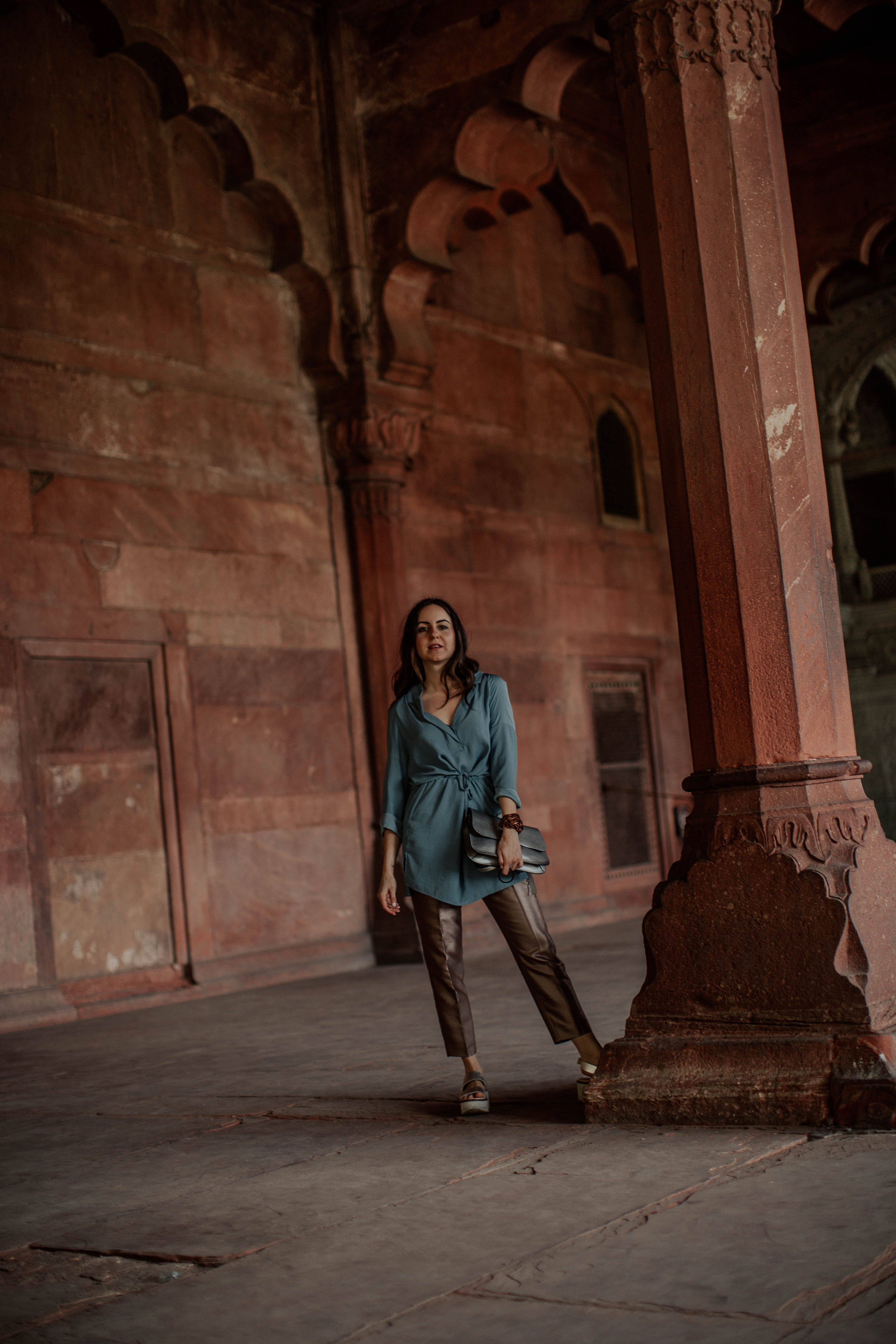 Yana Frigelis of NoMad Luxuries wearing metallic pants and a tunic in India and the lessons she learned traveling solo