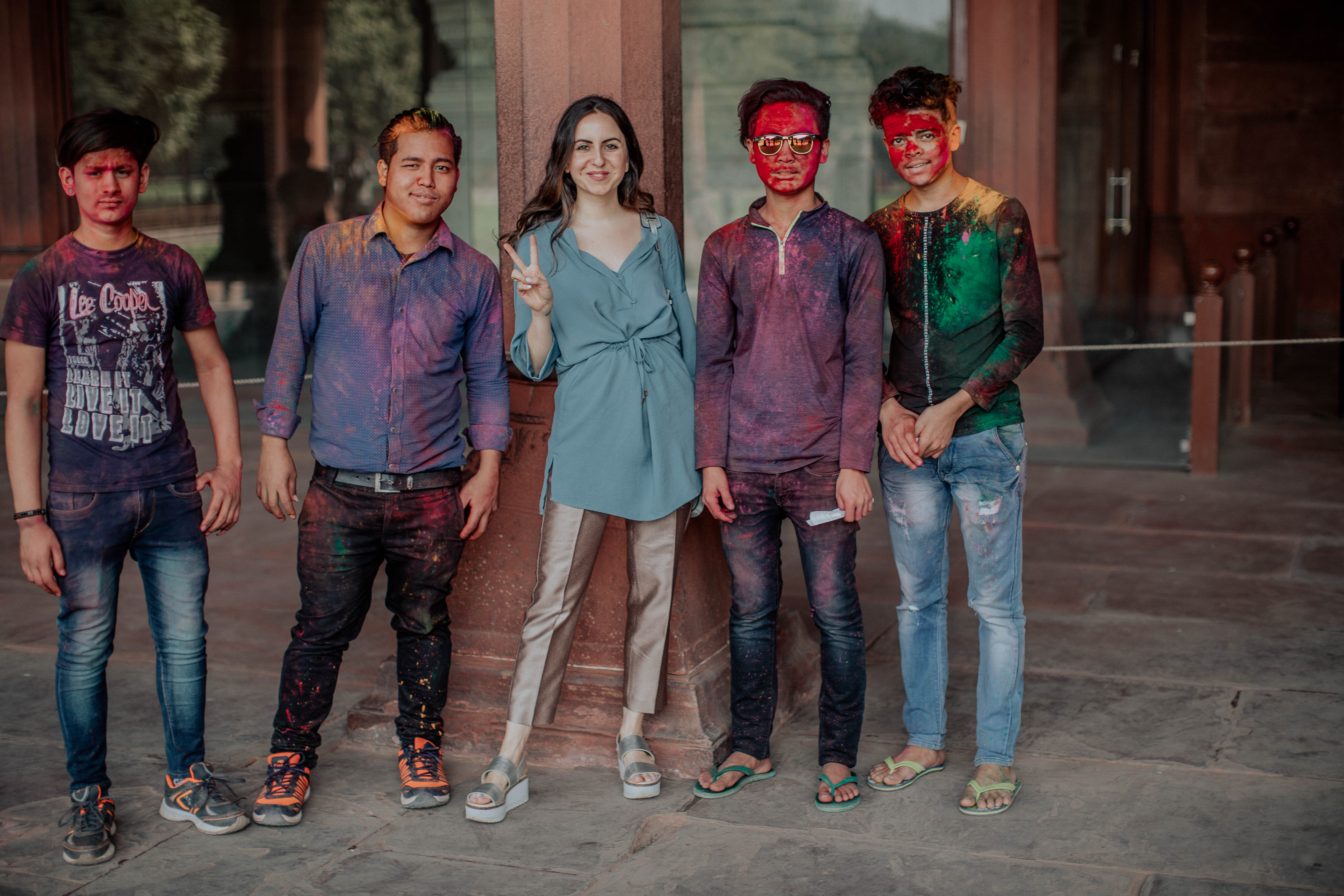 Yana Frigelis of NoMad Luxuries wearing metallic pants and a tunic in India and the lessons she learned traveling solo