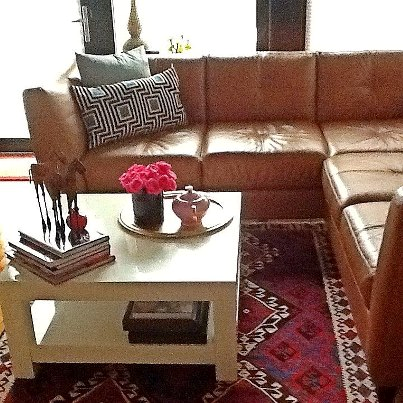 Nomad Luxuries; old living room design with simple decorations. 